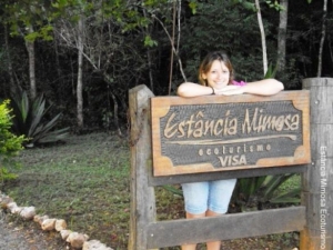 Deise de Oliveira posa para foto na Estância Mimosa